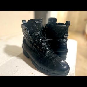 Men Gucci rain boots good conditioned